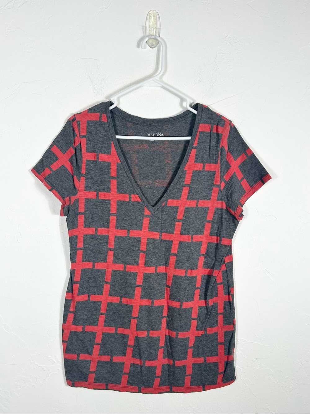 Merona Women's V-Neck T-Shirt Size XL Grey with Red Plus Cross Pattern Tee